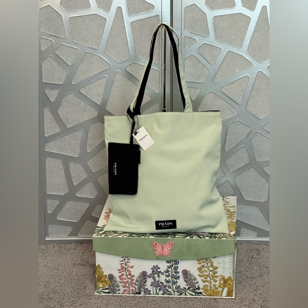New Arrivals! Prada Mint Green Tote Bag with Wallet - Picture 4 of 8